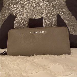 Michael kors wallet used good condition
